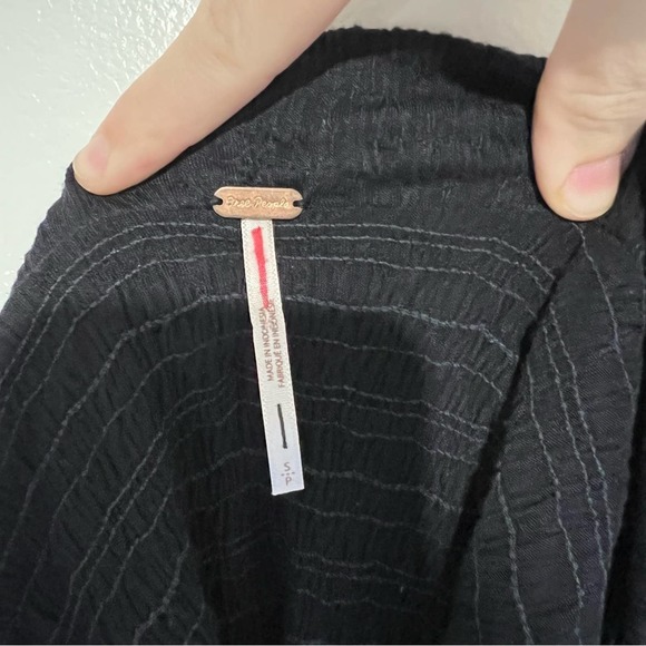 Free People Women’s Off The Shoulder Black Textured Stretch Button Down Crop Top - Picture 4 of 4